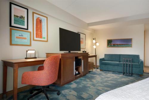 Телевизор и/или развлекательный центр в Hampton Inn Lancaster