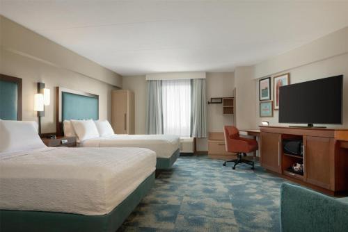 Кровать или кровати в номере Hampton Inn Lancaster