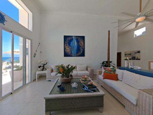 Postel nebo postele na pokoji v ubytování Luxury Oceanfront Villa with Heated Pool, Jacuzzi, AC, BBQ, Starlink Wi-Fi, Chef's Kitchen, Staff Included, Mountain Views, Near El Quemaito, San Rafael, and Los Patos Beach