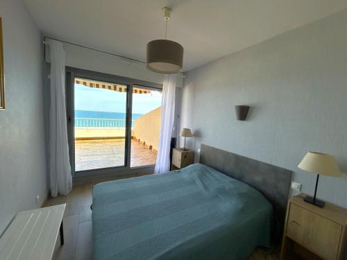 une chambre avec un lit et une vue sur la plage dans l'établissement Appartement spacieux 4 pers avec terrasse et parking - FR-1-837-1, à Argelès-sur-Mer