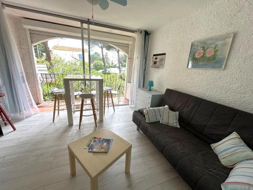 un salon avec un canapé et une table dans l'établissement Studio cosy à 150m de la plage, 4 personnes - FR-1-837-14, à Argelès-sur-Mer