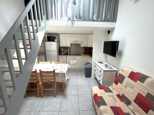 - une cuisine et une salle à manger avec une table et un canapé dans l'établissement Maisonette avec clim et parking privé à Argelès-sur-Mer - FR-1-837-9, à Argelès-sur-Mer