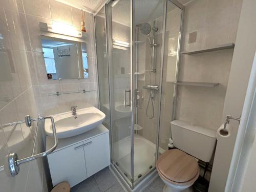 une salle de bain avec une douche, des toilettes et un lavabo dans l'établissement Maisonette avec clim et parking privé à Argelès-sur-Mer - FR-1-837-9, à Argelès-sur-Mer
