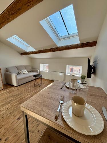 un salon avec une table et un canapé dans l'établissement Appartement 2 personnes - Centre ville, à Saint-Dizier