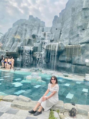 a woman sitting in front of a fountain at Onsen mineral bath, Vuon Vua, Thanh Thuy, Phu Tho in Phú Thọ