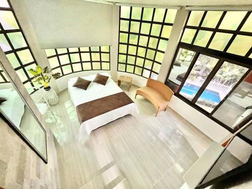 アナポイマにあるHermosa Finca en Anapoima Villa Esmeraldaのベッドルーム1室(ベッド1台付)が備わります。