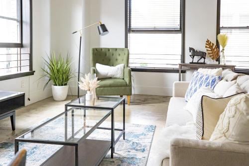 ロサンゼルスにあるGorgeous Apartment 2-bedroom 2-bathroomのソファとテーブルのあるリビングルーム