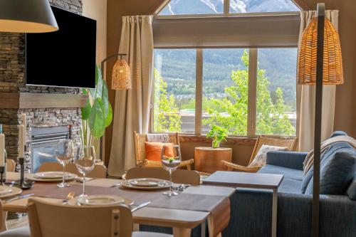 ein Esszimmer mit einem Tisch mit Weingläsern in der Unterkunft Breathtaking Luxury 3Bd Penthouse Pool and Hot Tub in Canmore