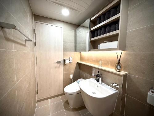 a bathroom with a sink and a toilet and a shower at HausKomma 서울 홍대,이태원,명동 짐보관 무료 주차 엘레베이터 새아파트 in Seoul