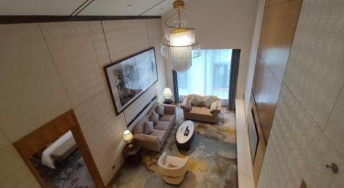 - un salon avec un canapé dans l'établissement Jinggangshan ZhongTaiLai International Hotel, à Jinggangshanzonghekenzhichang