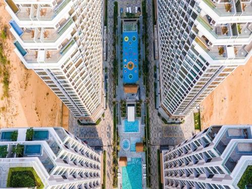 Mandala Beachfront Mui Ne - TanThanh Condotel في موي ني: اطلالة علوية على مبنى به مسابح