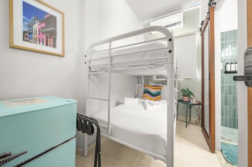 Room 4 Minimalist Bunk Room with Free Parking, San Juan