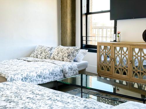 Stylish loft 2 queens & 2 sofas photo 9