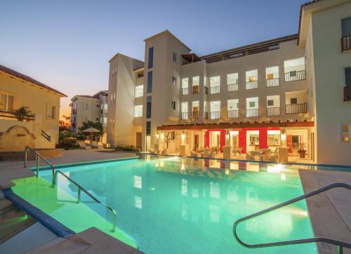 a large swimming pool in front of a building at Hermoso departamento listo para tu descanso in Santa Cruz Huatulco