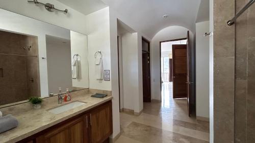 a bathroom with a sink and a large mirror at Hermoso departamento listo para tu descanso in Santa Cruz Huatulco