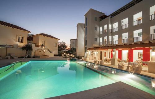 a large swimming pool in front of a building at Hermoso departamento listo para tu descanso in Santa Cruz Huatulco
