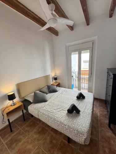 En eller flere senge i et værelse på Port Serrallo Apartament