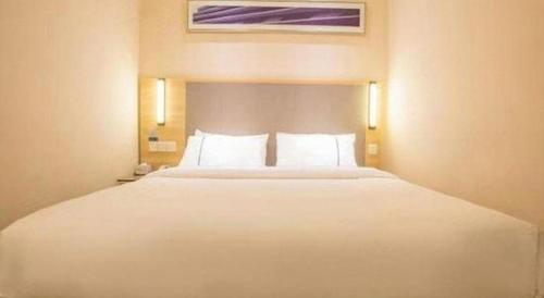 a large white bed in a hotel room at City Comfort Inn Qingyuan Longtang Light Rail Changlong in Qingyuan