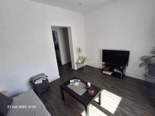TV a/nebo společenská místnost v ubytování Appartement "les tournesols" 1er étage 2ch avec parking à Lurs
