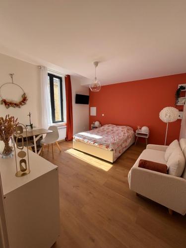 une chambre avec un lit et une table dans une pièce dans l'établissement Studio lumineux à Portel des corbières, à Portel-des-Corbières