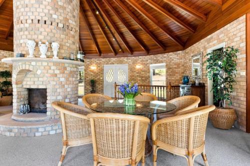 Ruang duduk di Lakeside Retreat