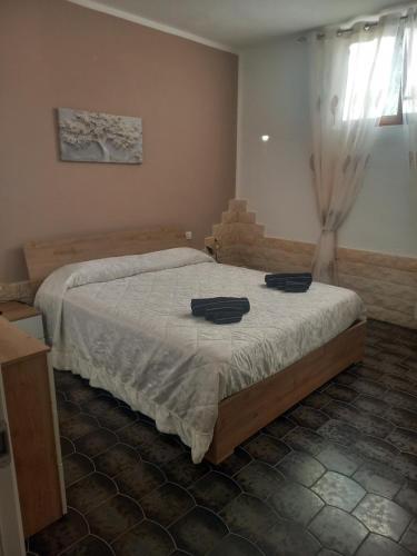 Un dormitorio con una cama con dos toallas encima. en La Perla Marina, en Quartu SantʼElena