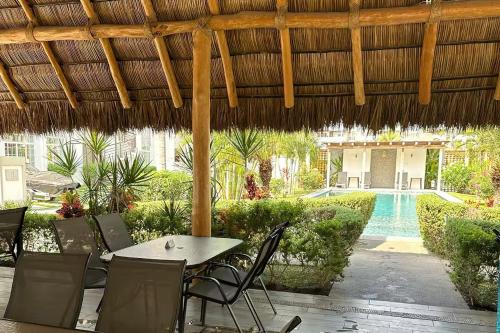 Bazén v ubytování Tranquilo departamento en Manzanillo 5min de playa nebo v jeho okolí