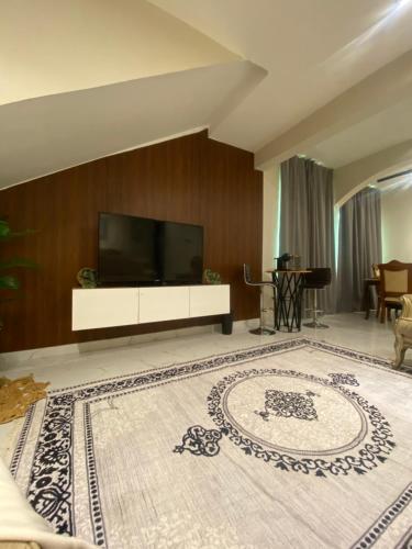 TV a/nebo společenská místnost v ubytování Jasmine Corner Chalet