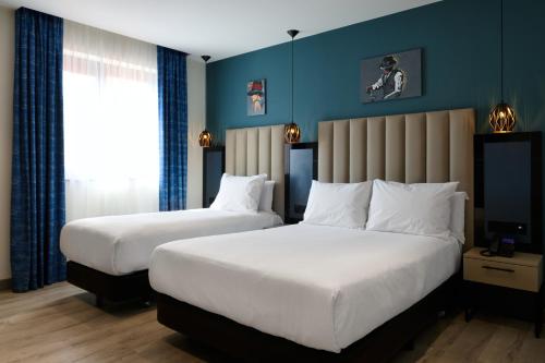 Postel nebo postele na pokoji v ubytování Spark by Hilton Luton