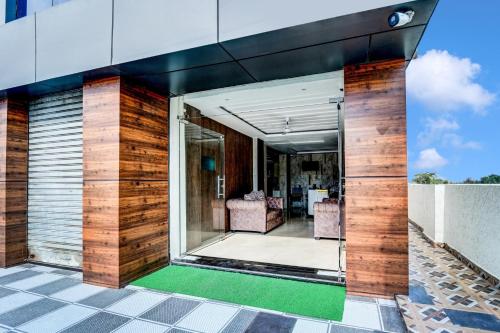 a modern house with glass doors and a patio at Super Townhouse La Vista in Rānchī