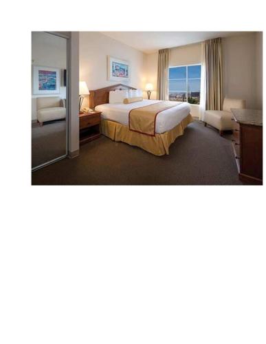 una habitación de hotel con una cama y una ventana en Club de Soleil, en Las Vegas