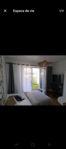 une photo d'une chambre avec un lit et une fenêtre dans l'établissement Studio tout confort avec terrasse, à Pau