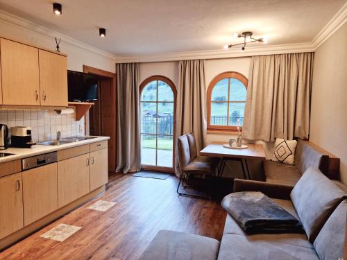 A kitchen or kitchenette at Appartementhaus Unterkofler