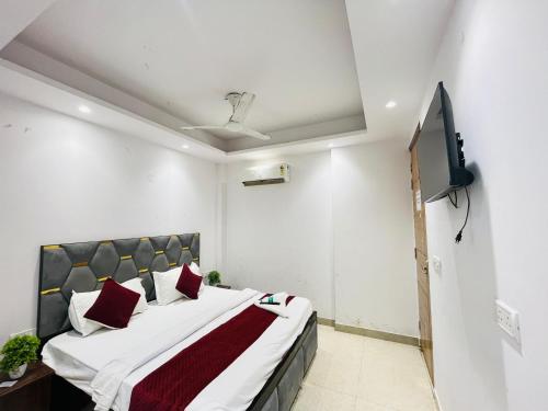 TV a/nebo společenská místnost v ubytování Hotel Seven Near DLF Avenue