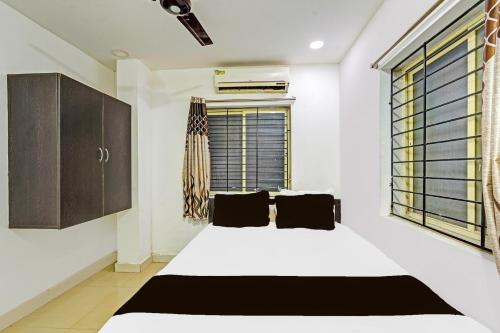 a bedroom with a white bed and a window at Super Collection O Vanamthopu Center Nellore Formerly ESR Guest Inn in Nellore