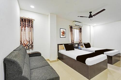 a bedroom with a bed and a couch at Super Collection O Vanamthopu Center Nellore Formerly ESR Guest Inn in Nellore