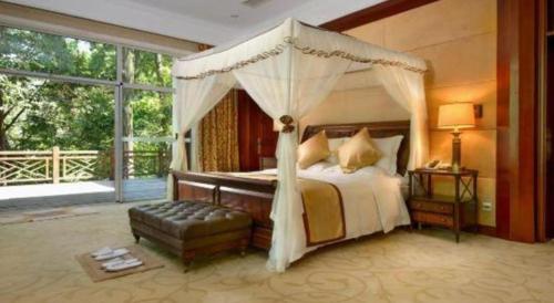 Letto o letti in una camera di Hongzhushan Hotel Mount Emei