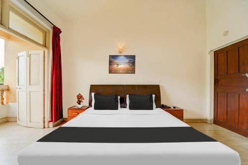 Ένα ή περισσότερα κρεβάτια σε δωμάτιο στο Super Townhouse Calangute - Baga Circle Formerly Park Avenue