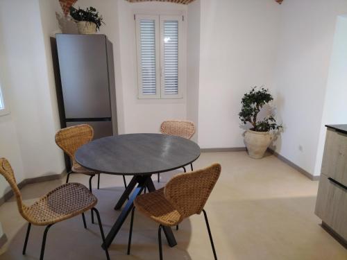 une salle à manger avec une table et des chaises dans l'établissement U Casone, à Aléria