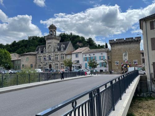 un pont sur une rue dans une ville avec un bâtiment dans l'établissement Duplex cosy, à Chabeuil