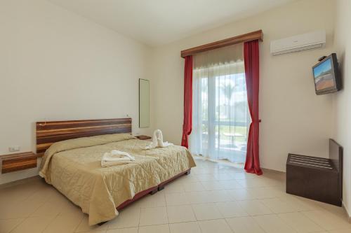 a bedroom with a bed and a large window at diVino Hotel in Rilievo