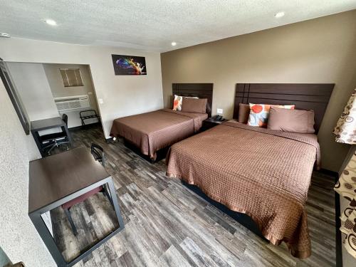 Postel nebo postele na pokoji v ubytování West Inn NAU - Downtown Flagstaff