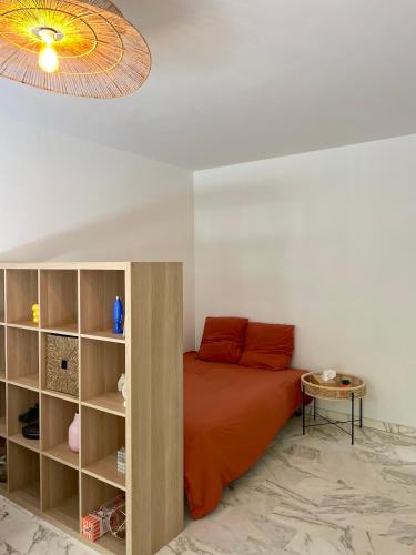 une chambre avec un lit et une étagère dans l'établissement Centre Juan Les Pins studio La Goelette terrasse, à Antibes