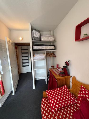 a small room with a bed and a desk and a room at la casa family in Risoul