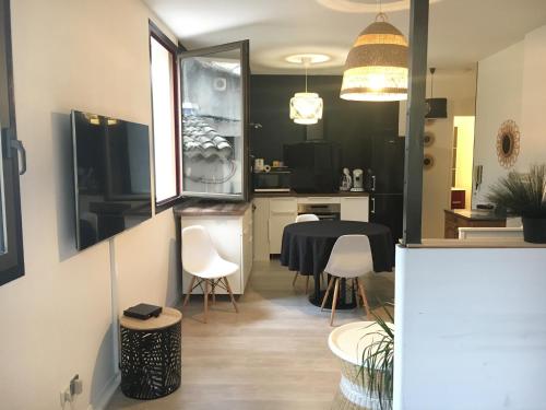 une cuisine et une salle à manger avec une table et des chaises dans l'établissement Ma pause en Provence, à LʼIsle-sur-la-Sorgue