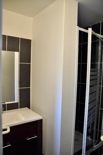 une salle de bain avec un lavabo et un miroir dans l'établissement Ma pause en Provence, à LʼIsle-sur-la-Sorgue