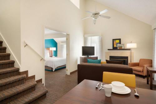 Μια τηλεόραση ή/και κέντρο ψυχαγωγίας στο Hawthorn Suites by Wyndham Tinton Falls
