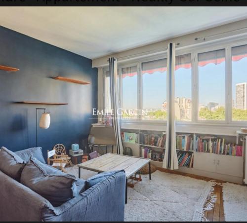 un salon avec un canapé et une table dans l'établissement Pont de neuilly, à Neuilly-sur-Seine