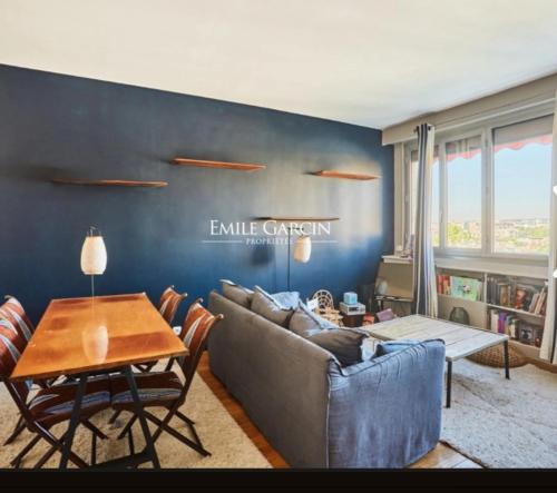 un salon avec un canapé et une table dans l'établissement Pont de neuilly, à Neuilly-sur-Seine