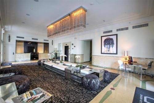 sala de estar amplia con sofá y mesa en Dream South Beach, by Hyatt, en Miami Beach